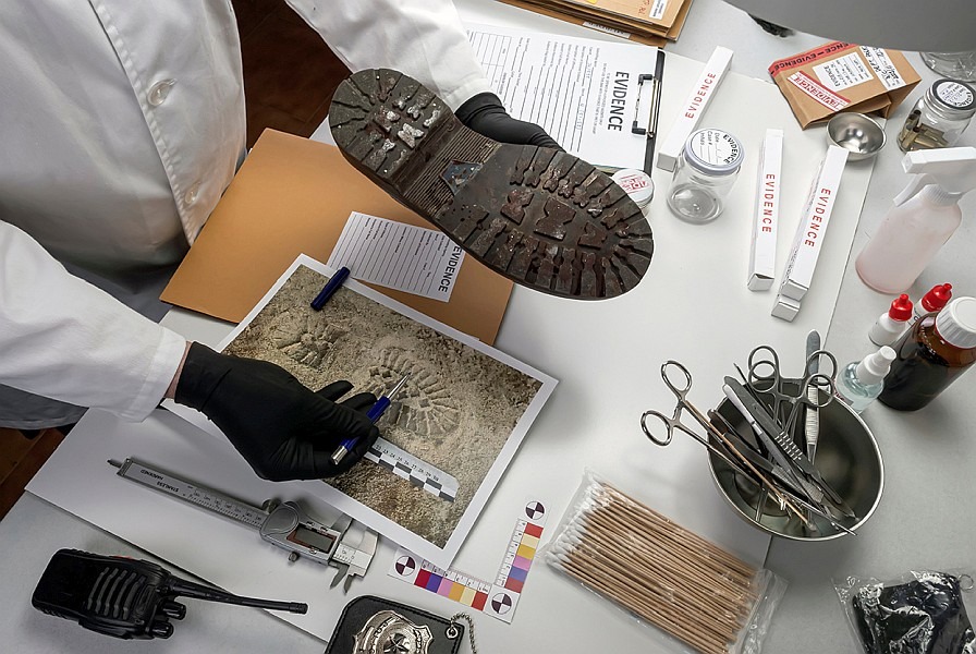 Specjalista bada ślady odcisków butów w laboratorium