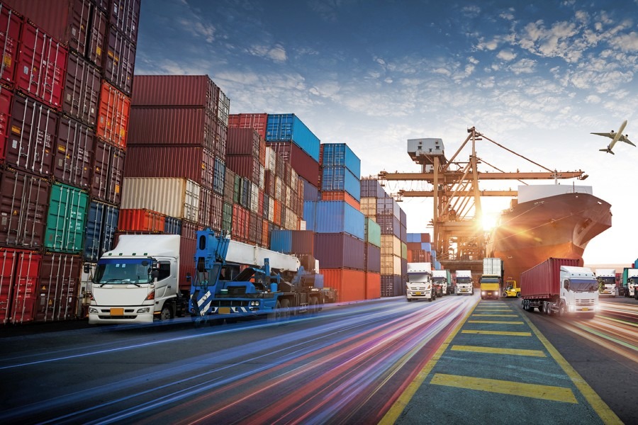 Kontenerowiec w porcie dla logistyki biznesowej i transportu kontenerowca z działającym mostem dźwigowym w stoczni o wschodzie słońca