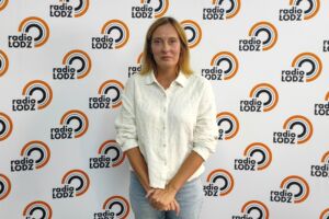Katarzyna Miśkiewicz na tle ścianki reklamowej Radia Łódź