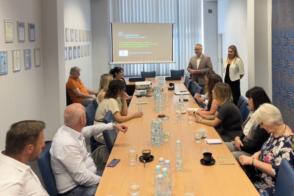 Uczestnicy projektu na sali konferencyjnej