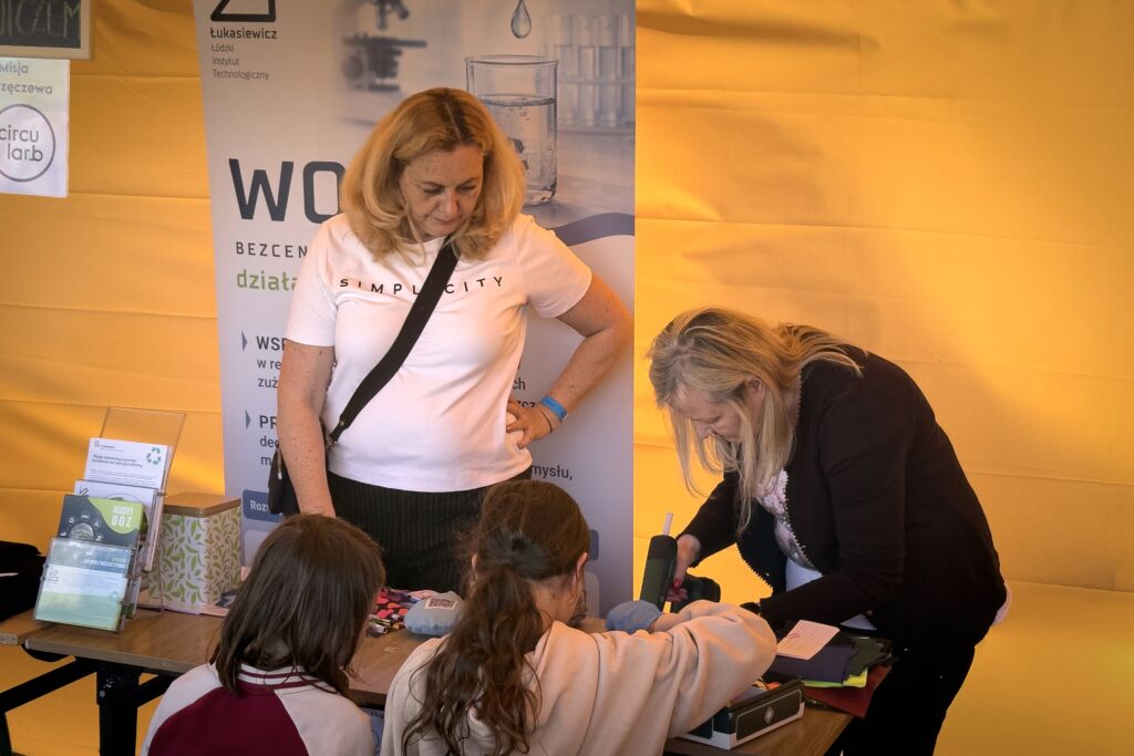 Naukowcy prowadzą warsztaty edukacyjne dla dzieci