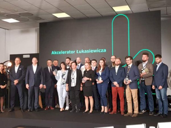 grupa ludzi na scenie